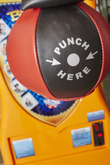 Boxer Dynamic – Futuristic Boxing Machine punch here