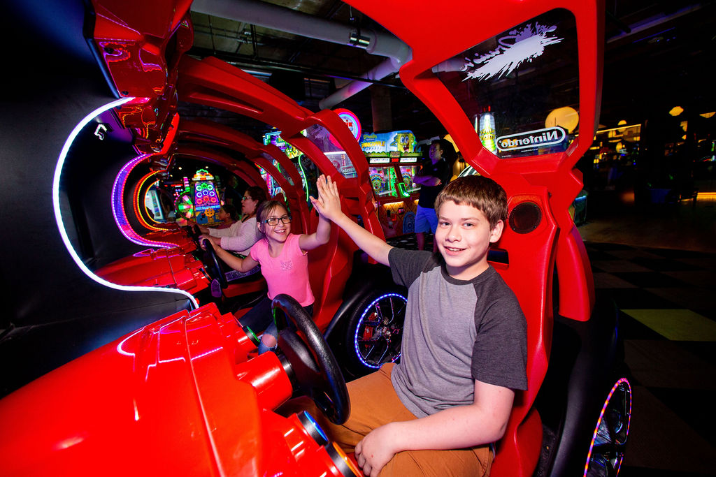 Cruis’n Blast arcade racing machine with 43-inch HD display, 1–8 player multiplayer, and deluxe LED cabinet featuring 20+ licensed supercars.