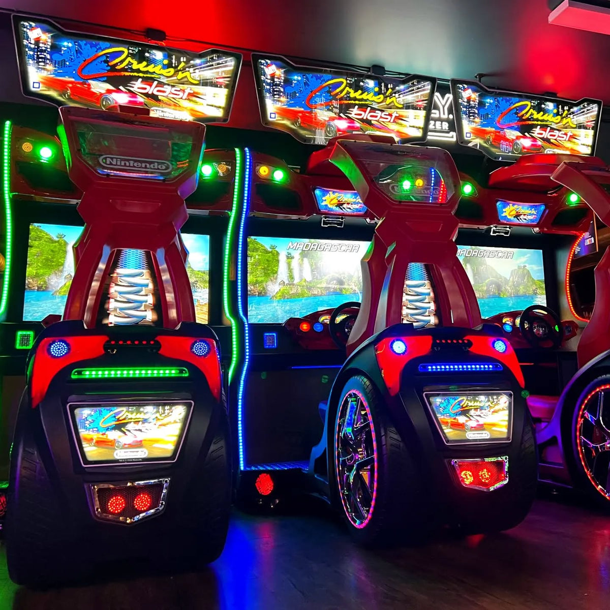 Cruis’n Blast arcade racing machine with 43-inch HD display, 1–8 player multiplayer, and deluxe LED cabinet featuring 20+ licensed supercars.