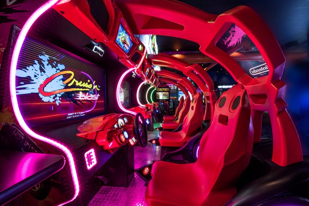 Cruis’n Blast arcade racing machine with 43-inch HD display, 1–8 player multiplayer, and deluxe LED cabinet featuring 20+ licensed supercars.