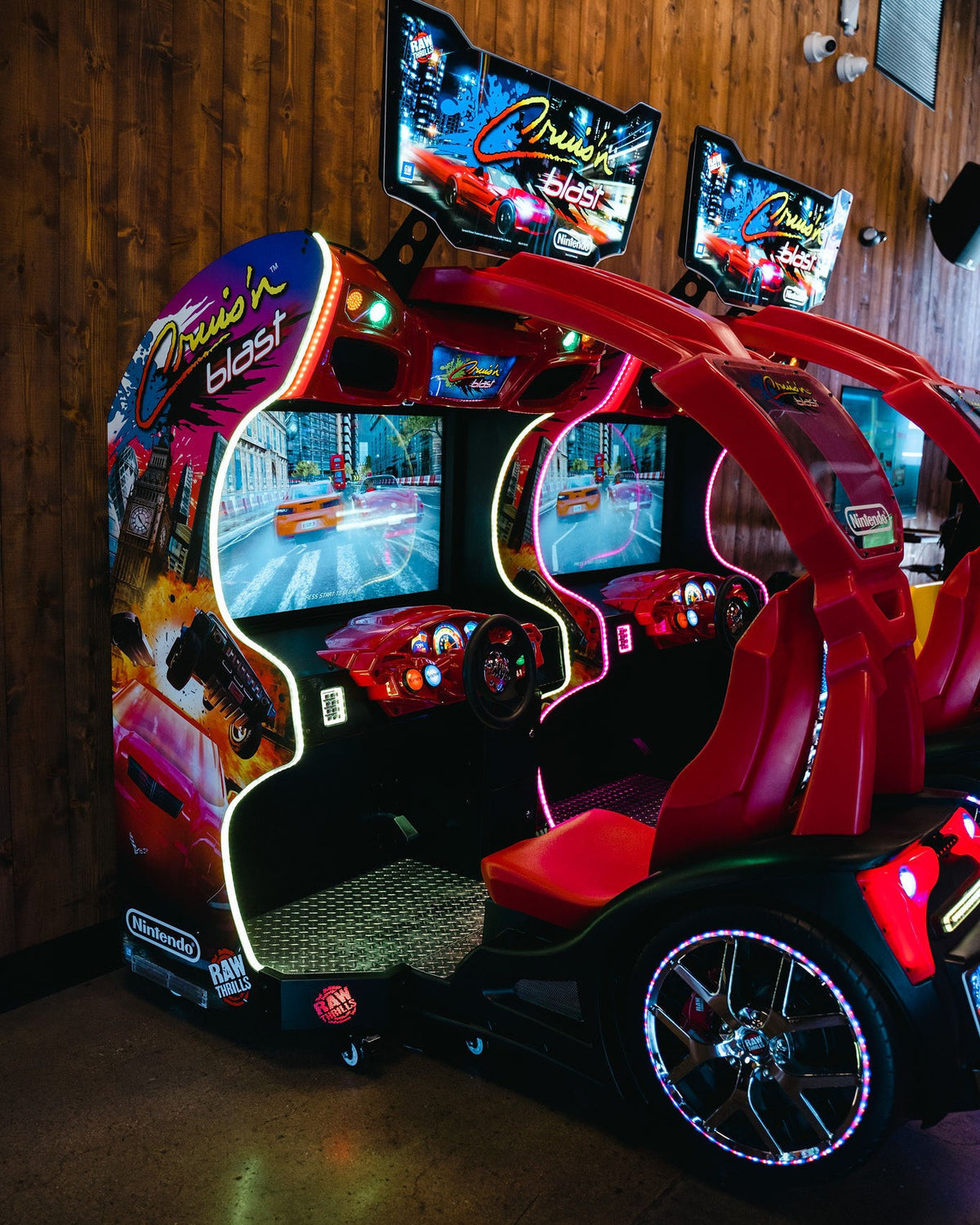 Cruis’n Blast arcade racing machine with 43-inch HD display, 1–8 player multiplayer, and deluxe LED cabinet featuring 20+ licensed supercars.