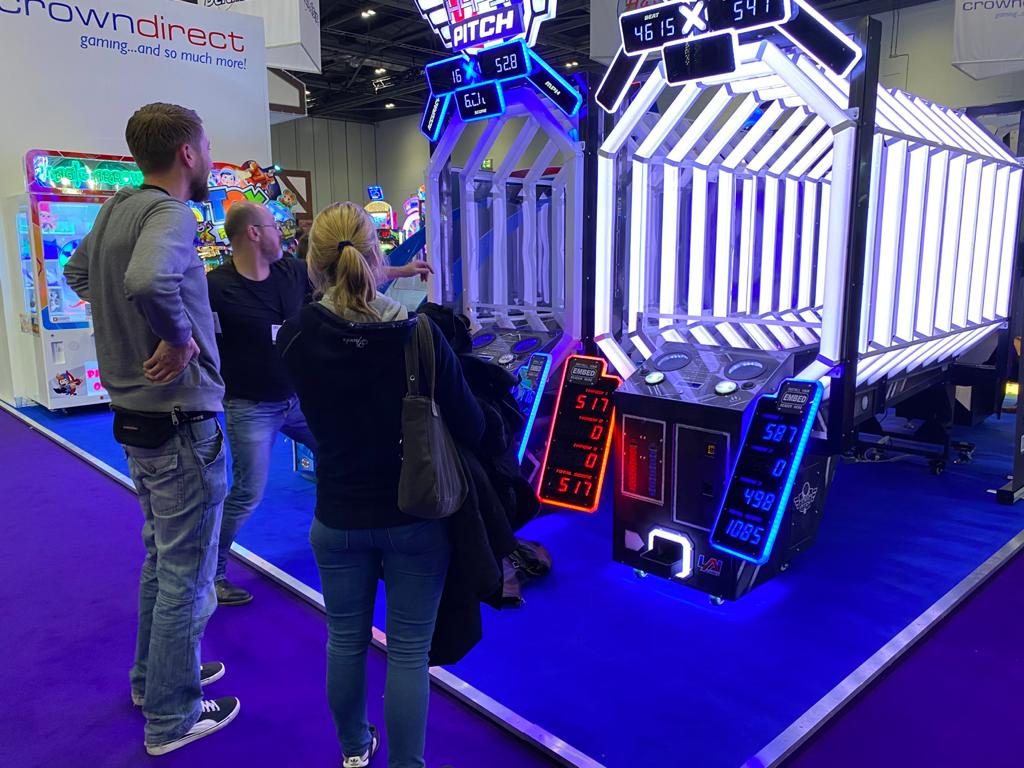 HYPERpitch baseball pitching arcade game with speed and accuracy challenge for 1–2 players.