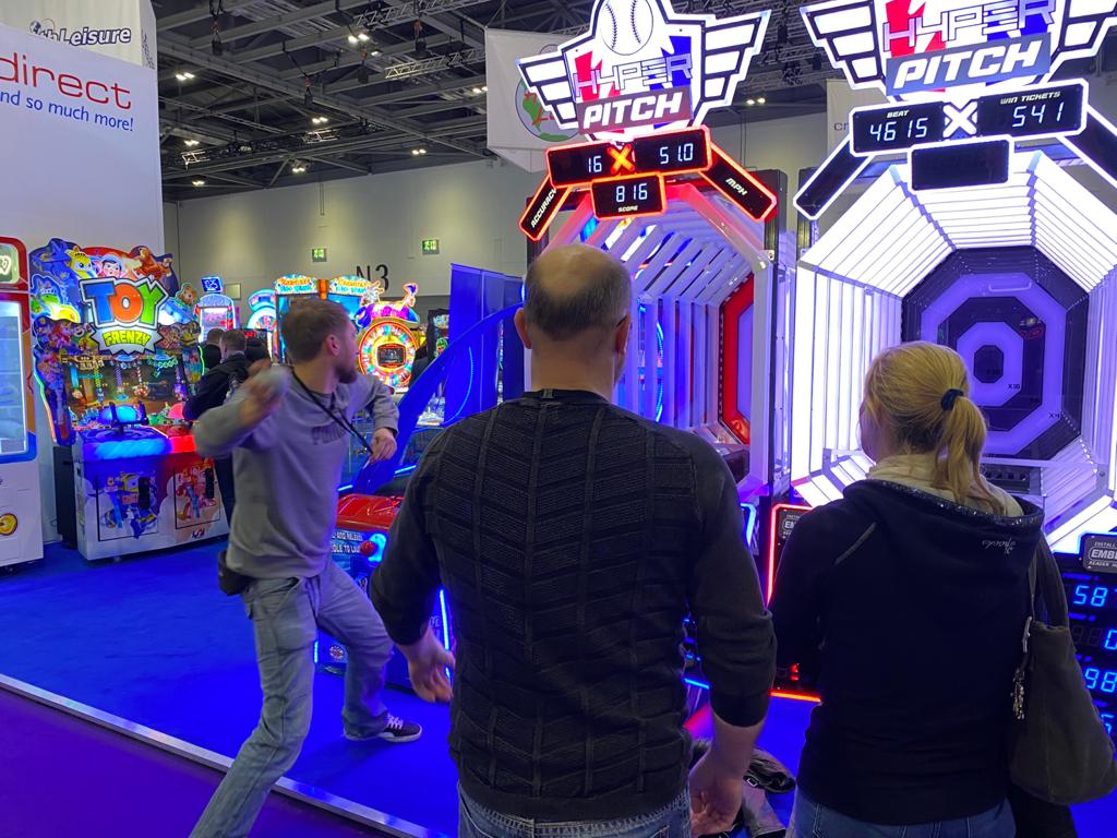 HYPERpitch baseball pitching arcade game with speed and accuracy challenge for 1–2 players.