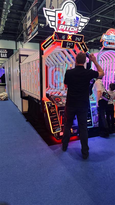 HYPERpitch baseball pitching arcade game with speed and accuracy challenge for 1–2 players.