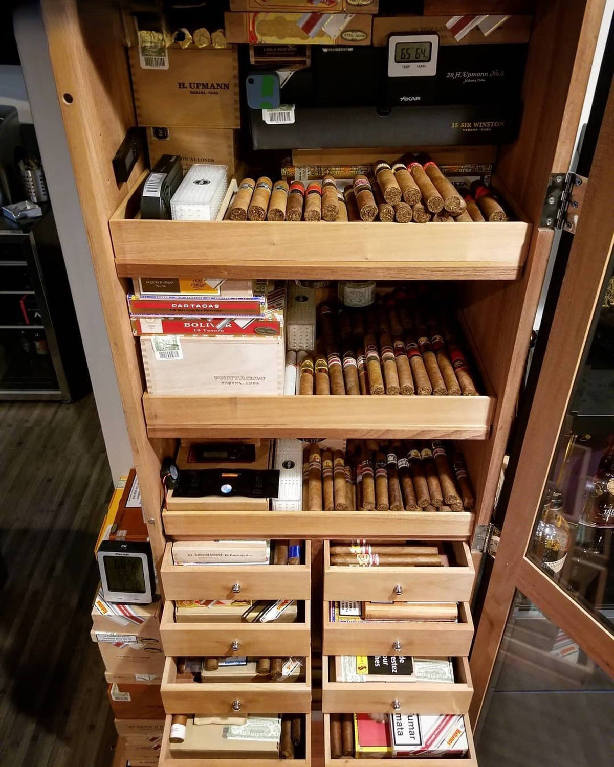 Humidor Supreme tower display humidor with drawers, holds up to 3000 cigars for premium cigar storage