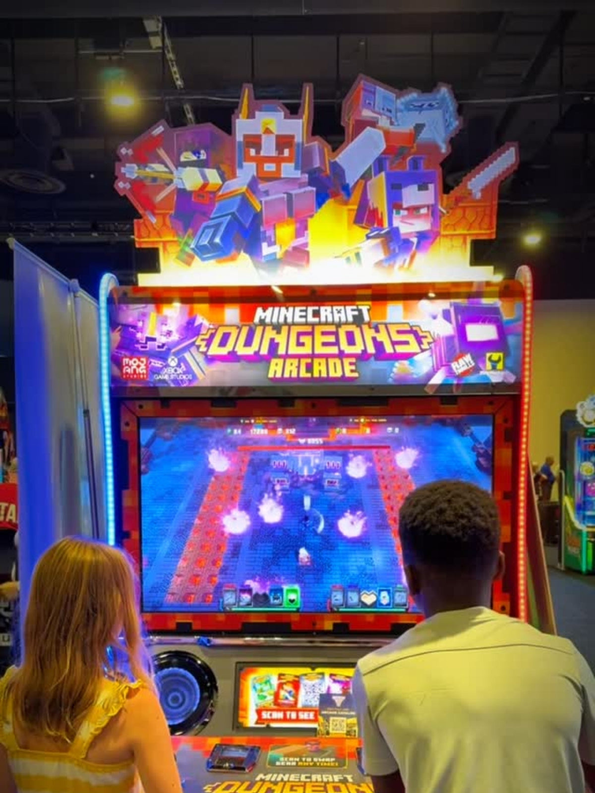 Minecraft Dungeons arcade machine with 2-player dungeon crawling, 43-inch HD display, and 143 collectible cards.