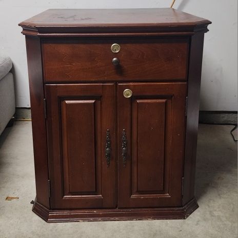 Montegue 1500 count cigar end table humidor in French walnut finish with spacious cigar storage cabinet