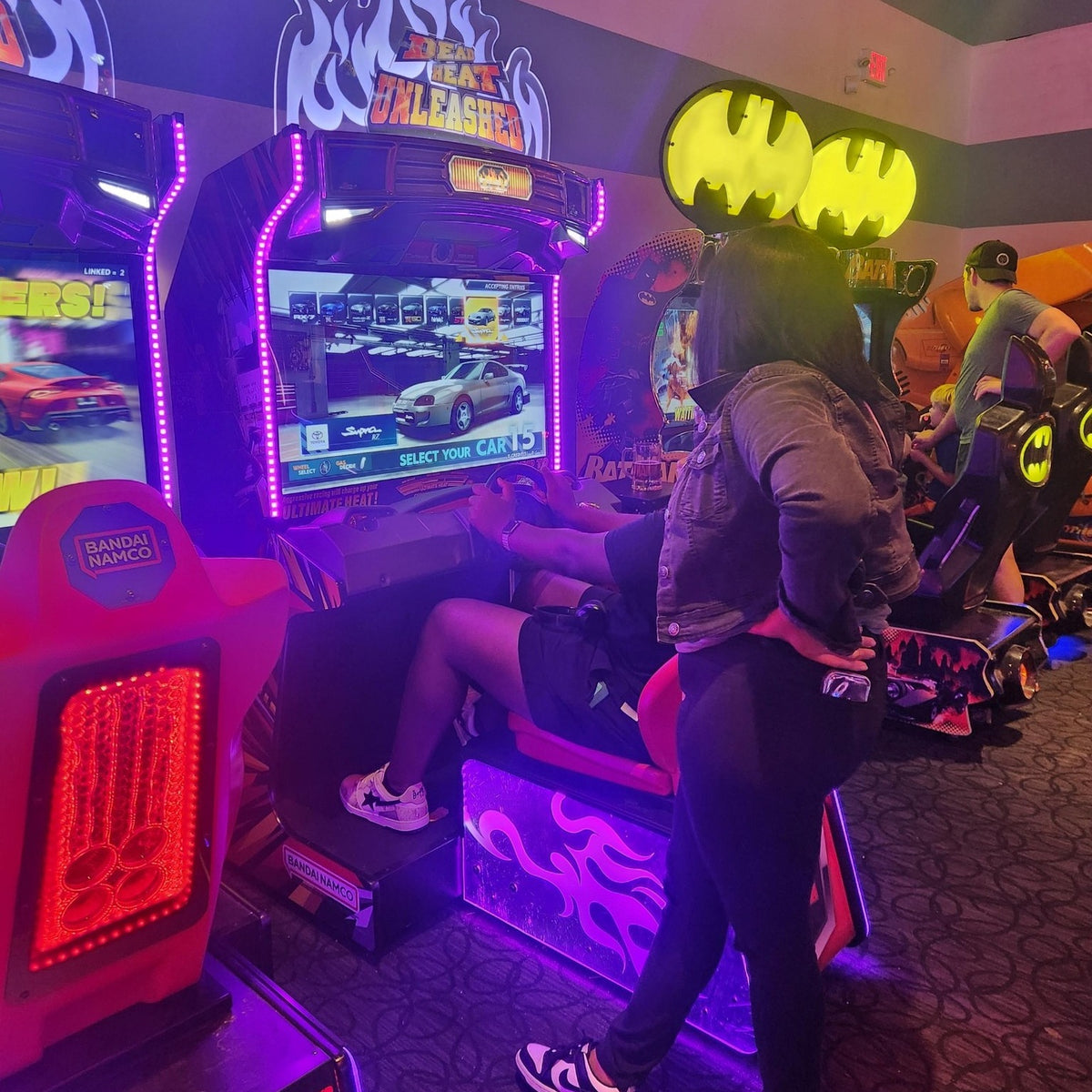 Namco Dead Heat Unleashed arcade game with 43-inch HD screen, 4-player linkable street racing, and LED-lit cabinet.