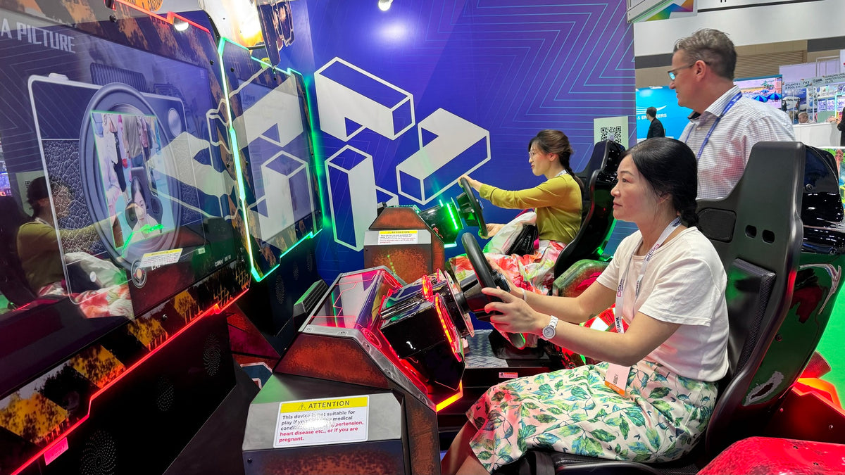 SMASH DX off-road racing arcade machine with motion seat, power-up battles, and linkable 4-player gameplay.